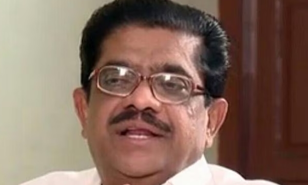 മുഖ്യനെ തല്ലിയും ചെന്നിത്തലയെ തലോടിയും സുധീരൻ; വിവാദ നികുതിയിളവ് പിൻവലിക്കണമെന്ന് ആവശ്യം